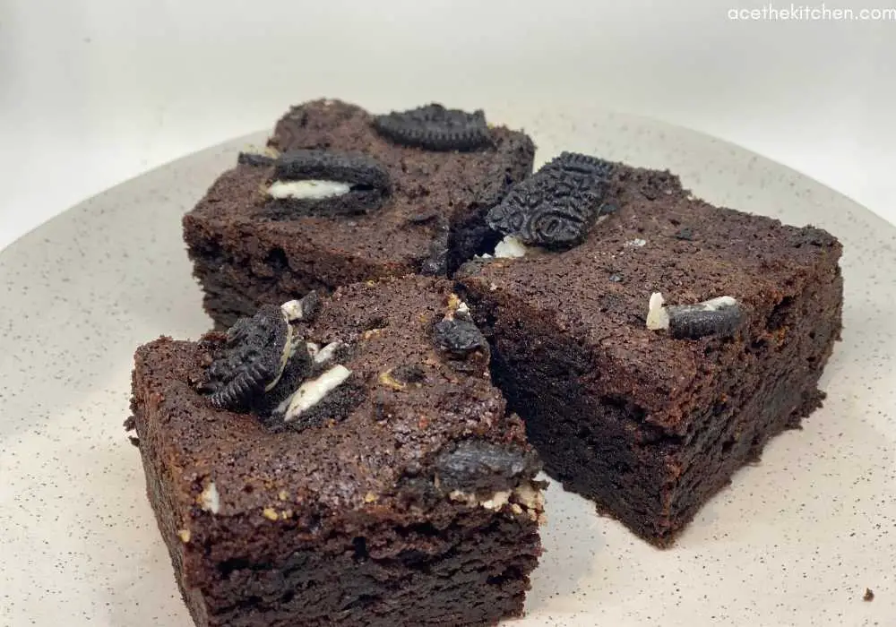 Oreo brownies on a plate