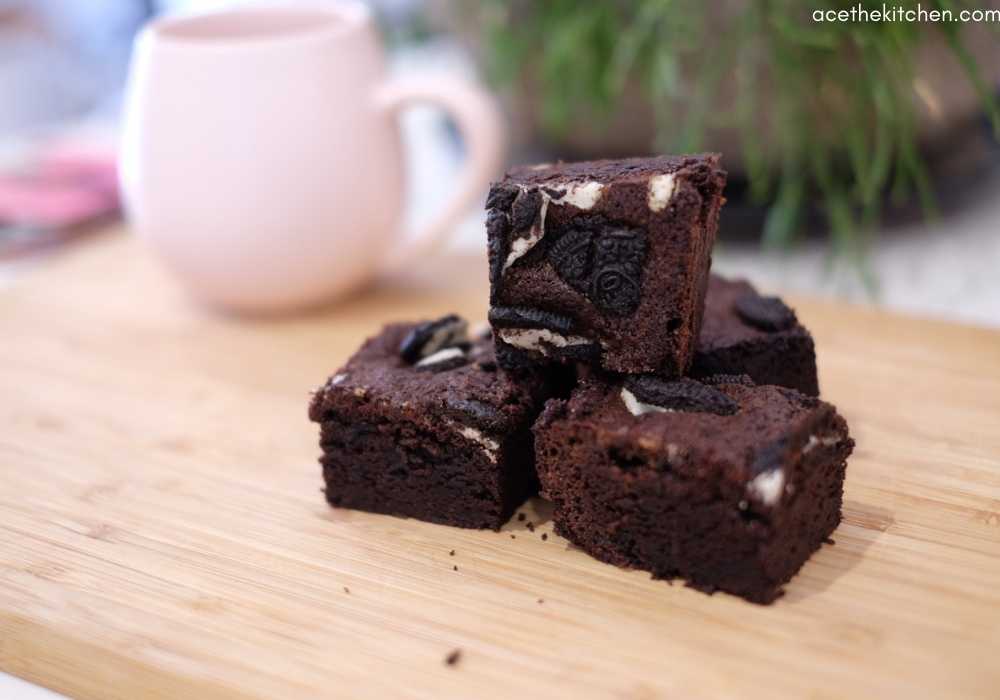 oreo brownies and warm drink